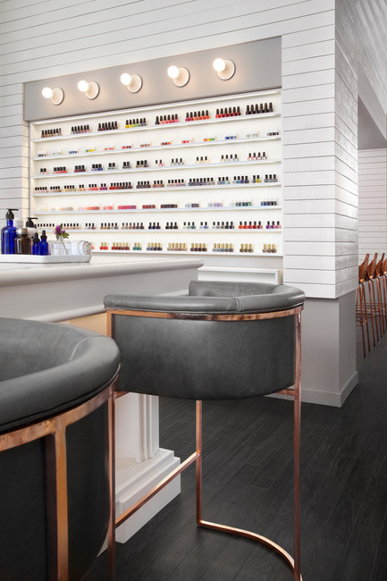 Press kit | 1048-08 - Press release | Reinventing the beauty salon experience with Her Majesty’s Pleasure - +tongtong - Commercial Interior Design - The marble bar from the entry wraps around, extending the experience into the salon and setting the stage for manicures. - Photo credit: Lisa Petrole