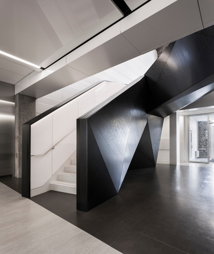Press kit | 1152-02 - Press release | Understanding the creative use of light to define spaces - LumiGroup - Lighting Design - Staircase leading to the waiting room and the courtrooms - Photo credit: Stéphane Groleau