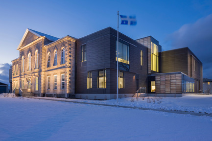 Press kit | 1152-02 - Press release | Understanding the creative use of light to define spaces - LumiGroup - Lighting Design - Exterior view of the Montmagny courthouse - Original façade and extension of the building - Photo credit:  Stéphane Groleau 