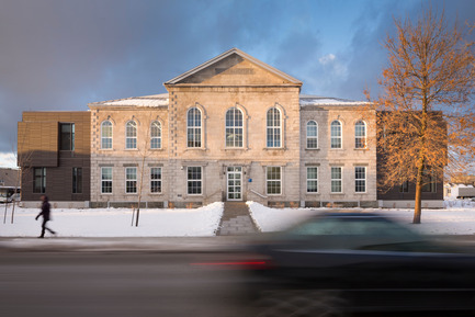Press kit | 1152-02 - Press release | Understanding the creative use of light to define spaces - LumiGroup - Lighting Design - Exterior view of the Montmagny courthouse - Original façade and extension of the building - Photo credit: Stéphane Groleau