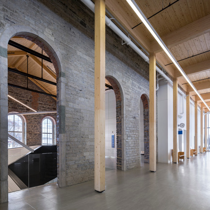 Press kit | 1152-02 - Press release | Understanding the creative use of light to define spaces - LumiGroup - Lighting Design - Public lobby - Photo credit: Stéphane Groleau