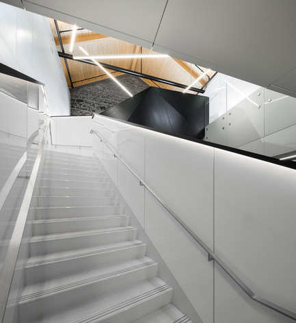 Press kit | 1152-02 - Press release | Understanding the creative use of light to define spaces - LumiGroup - Lighting Design - Staircase leading to the waiting room and the courtrooms - Photo credit: Stéphane Groleau
