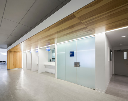 Press kit | 1152-02 - Press release | Understanding the creative use of light to define spaces - LumiGroup - Lighting Design - Counter of the court office - Photo credit: Stéphane Groleau