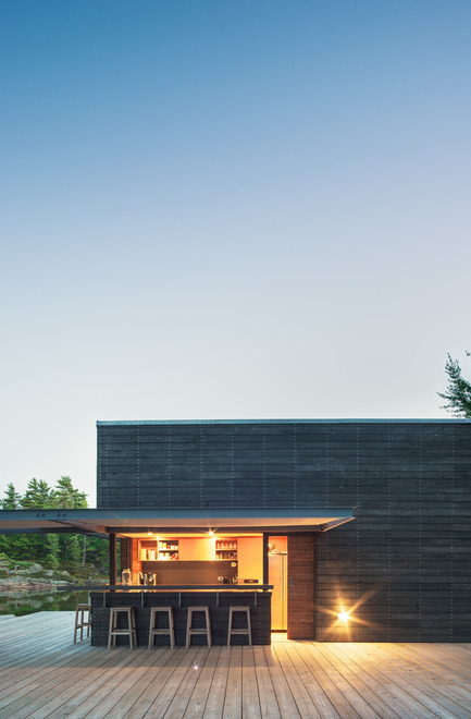 Press kit | 1600-01 - Press release | A Modern Boathouse in a Canadian Landscape - Weiss Architecture & Urbanism Limited - Residential Architecture - Servery and Bar - Photo credit: Arnaud Marthouret