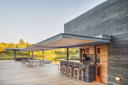 Press kit | 1600-01 - Press release | A Modern Boathouse in a Canadian Landscape - Weiss Architecture & Urbanism Limited - Residential Architecture - Servery and Shade Canopy - Photo credit: Arnaud Marthouret