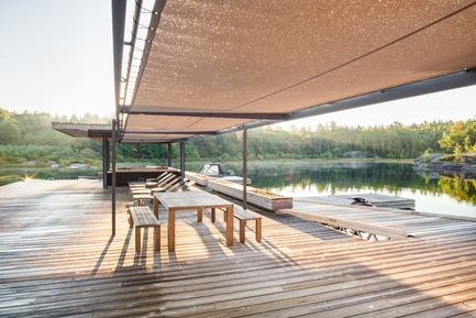 Press kit | 1600-01 - Press release | A Modern Boathouse in a Canadian Landscape - Weiss Architecture & Urbanism Limited - Residential Architecture - Morning View with Dew - Photo credit: Arnaud Marthouret