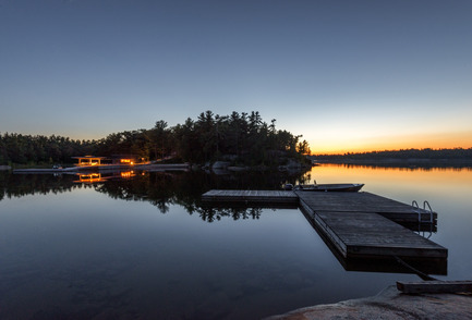 Press kit | 1600-01 - Press release | A Modern Boathouse in a Canadian Landscape - Weiss Architecture & Urbanism Limited - Residential Architecture - Dusk - Photo credit: Arnaud Marthouret