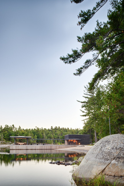 Press kit | 1600-01 - Press release | A Modern Boathouse in a Canadian Landscape - Weiss Architecture & Urbanism Limited - Residential Architecture - View on Approach - Photo credit: Arnaud Marthouret