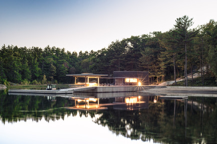 Press kit | 1600-01 - Press release | A Modern Boathouse in a Canadian Landscape - Weiss Architecture & Urbanism Limited - Residential Architecture - From across the Bay - Photo credit: Arnaud Marthouret