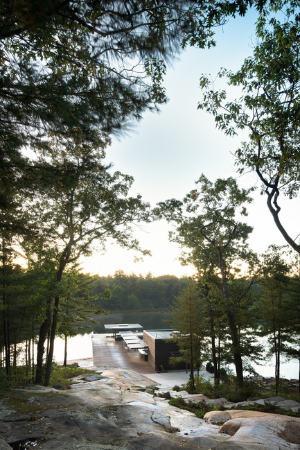 Press kit | 1600-01 - Press release | A Modern Boathouse in a Canadian Landscape - Weiss Architecture & Urbanism Limited - Residential Architecture - Looking down from the Hill - Photo credit: Arnaud Marthouret