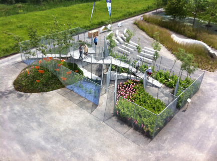 Press kit | 837-10 - Press release | The 16th International Garden Festival at Les Jardins de Métis / Reford Gardens will BUZZ in 2015! - International Garden Festival / Reford Gardens - Landscape Architecture -  VEIL GARDEN<br>by Studio Bryan Hanes [Bryan Hanes, Pete Malandra, Jose Menendez,Yadiel Rivera Diaz, Brenna Herpmann] & DIGSAU [Jules Dingle, Jeff Goldstein, Mark Sanderson, Jamie Unkefer, Aaron Jezzi]<br>Philadelphia, United States<br><br>Veil Garden is an enclosure constructed with chain link fencing, providing privacy and protection for both plants and people and an opportunity traverse the garden from above.<br><br>www.studiobryanhanes.com, www.digsau.com    - Photo credit: Martin Bond