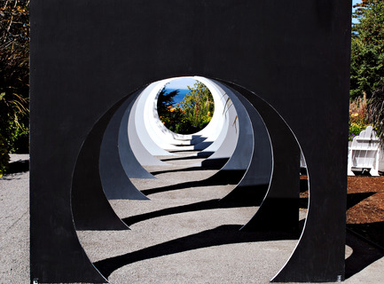Press kit | 837-10 - Press release | The 16th International Garden Festival at Les Jardins de Métis / Reford Gardens will BUZZ in 2015! - International Garden Festival / Reford Gardens - Landscape Architecture - FAIRE DES RONDS DANS L'EAU<br>by Diana Balmori<br>New York, United States<br><br>A series of circular frames offers a different perspective on the landscape and a tool to focus the mind on what is essential.<br><br>www.balmori.com   - Photo credit:  Louise Tanguay 