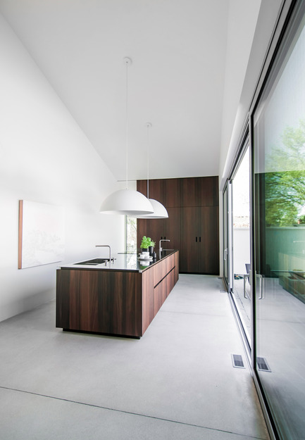 Press kit | 1045-02 - Press release | When a kitchen becomes an architectural volume -Holy Cross House - Pure Cuisines + mobilier européens - Residential Interior Design - Photo credit:  Antoine Fortin 