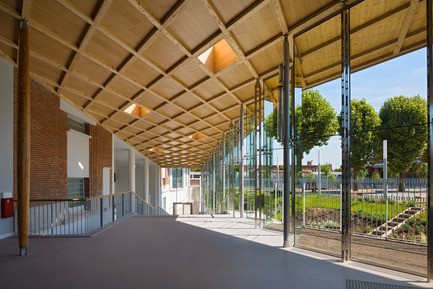 Press kit | 942-02 - Press release | Virtuous (re)cycle. A new secondary school in Le Bourget - Hubert & Roy architectes et associés - Institutional Architecture - glass passageway <br> - Photo credit: Abbadie