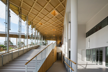 Press kit | 942-02 - Press release | Virtuous (re)cycle. A new secondary school in Le Bourget - Hubert & Roy architectes et associés - Institutional Architecture - glass gallery, view from below<br> - Photo credit: Abbadie