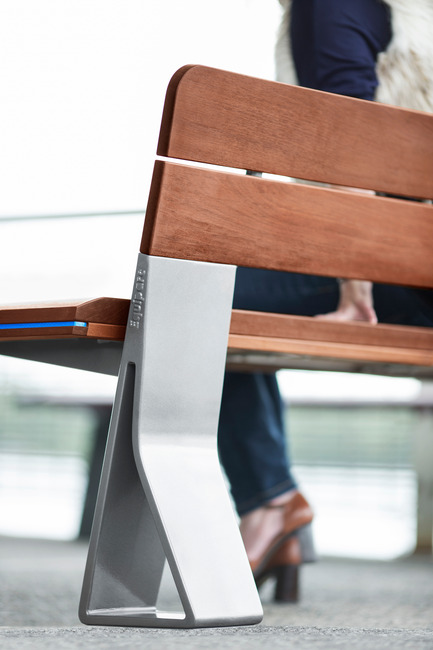 Press kit | 1133-02 - Press release | ALTO Design creates the new Équiparc DELTA street furniture collection - ALTO Design - Industrial Design - Bench with backrest detail - Photo credit: Adrien Williams