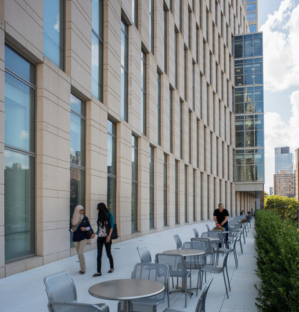 Press kit | 1204-01 - Press release | New Fordham Law School by Pei Cobb Freed & Partners to be Dedicated on September 18 - Pei Cobb Freed & Partners - Institutional Architecture - North terrace, second floor - Photo credit: Paul Warchol