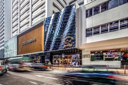 Press kit | 1184-01 - Press release | Rebranding with Design - B+H Architects - Commercial Architecture - Inspired by the rolling waves, the navy blue aluminum sheet patchwork of the façade creates shimmering curves and glittering ripples, emphasizing the PAUL & SHARK logo ahead of the abundance of luxury brands along Canton Road. - Photo credit: Benoit Florencon