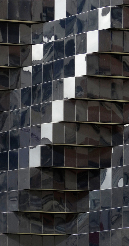 Press kit | 1184-01 - Press release | Rebranding with Design - B+H Architects - Commercial Architecture - The navy blue aluminum sheet patchwork of the façade creates shimmering curves and glittering ripples.  - Photo credit:  Benoit Florencon 