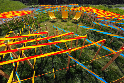 Press kit | 837-08 - Press release | The Gardens of the 15th International Garden Festival seduce visitors - International Garden Festival / Reford Gardens - Event + Exhibition -   LINE GARDEN by Julia Jamrozik & Coryn Kempster<br>Brantford (Ontario) Canada and Bale, Switzerland<br><br>This contemporary labyrinth created from security tapes closely ordered in the natural environment provides new erspectives on the environment when visitors enter and inhabit the space.<br><br> www.kempsterstudio.com<br>   - Photo credit: Louise Tanguay