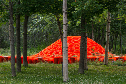 Press kit | 837-08 - Press release | The Gardens of the 15th International Garden Festival seduce visitors - International Garden Festival / Reford Gardens - Event + Exhibition -       CONE GARDEN BOCKSILI by Livescape [Seungjong Yoo, Byoungjoon Kwon, Hyeryoung Cho, Yongchul Cho, Iltae Jeong, Jinhwan Kim, Soojung Yoon, Byoungjoon Kim]<br>Seoul, South Korea<br><br>Planted with the bottom on top, orange construction cones serve as planters, speakers and benches. An original way to construct, deconstruct and reconstruct our environment.<br><br>www.livescape.co.kr<br>       - Photo credit: Louise Tanguay