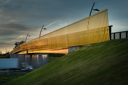 Press kit | 865-08 - Press release | Footbridge Candiac, Québec - Lemay - Urban Design - Photo credit: François Descôteaux <br>