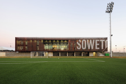 Press kit | 809-06 - Press release | 2012 AZ Awards winners - Azure Magazine - Competition - Commercial over 1,000 sq mNike Football Training Centre,Soweto by RUFproject