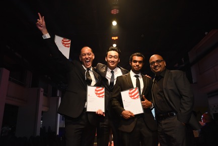 Press kit | 2188-01 - Press release | Red Dot Award: Design Concept 2016 Results - Red Dot Award: Design Concept - Industrial Design - United States designers Jaehun Jeong, Navdeep Ganesh, Muhammad Alam, David Ramsay from SAP Design & Co-Innovation Center receiving the award on stage. - Photo credit: Red Dot Award: Design Concept