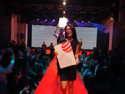 Press kit | 2188-01 - Press release | Red Dot Award: Design Concept 2016 Results - Red Dot Award: Design Concept - Industrial Design - Yoojung Ahn and Jared Gross following traditions with the Red Dot Luminary parade on the runway - Photo credit: Red Dot Award: Design Concept