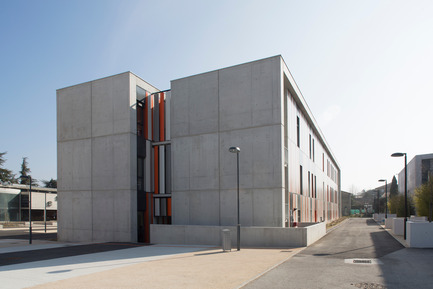 Press kit | 921-02 - Press release | New building at Albert Einstein High School in Bagnols sur Cèze - NBJ architectes - Institutional Architecture - Photo credit: Paul KOZLOWSKI