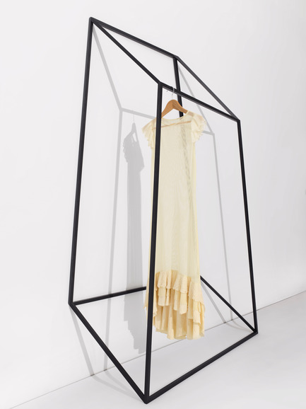 Press kit | 1048-03 - Press release | +tongtong launches the Les Ailes Noires clothing rack collection inspired by line drawings - +tongtong - Product - Photo credit: Colin Faulkner Photography