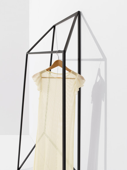 Press kit | 1048-03 - Press release | +tongtong launches the Les Ailes Noires clothing rack collection inspired by line drawings - +tongtong - Product - Photo credit: Colin Faulkner Photography