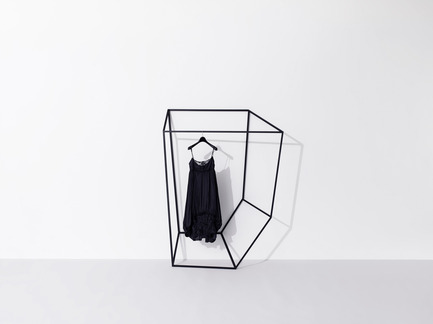 Press kit | 1048-03 - Press release | +tongtong launches the Les Ailes Noires clothing rack collection inspired by line drawings - +tongtong - Product - Photo credit: Colin Faulkner Photography