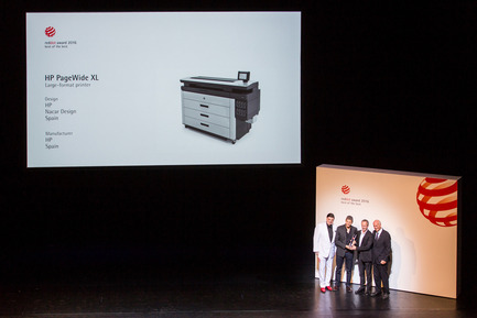 Press kit | 2171-01 - Press release | HP PageWide XL and DesignJet Printers Win Coveted Red Dot Design Awards - HP Inc. - Product - HP executives receiving Red Dot "Best of the Best" Award - Photo credit: HP Inc.