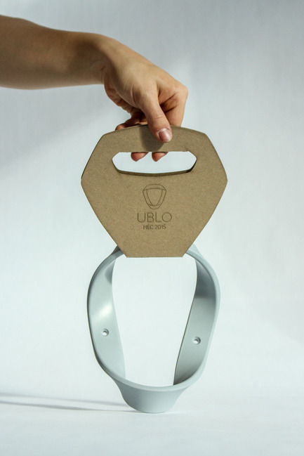 Press kit | 884-06 - Press release | UBLO clothing hook – Winner of the HEC 2015 prize - Faculty of Environmental Design of University of Montreal - Industrial Design - UBLO and its packaging. The simplicity of its material was meant to complete the look of simplicity. - Photo credit: Laurent Trudel