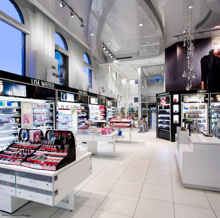 Press kit | 794-01 - Press release | New Jean Coutu Pharmacy - Chagall Design - Commercial Interior Design - Photo credit: Stéphane Brügger