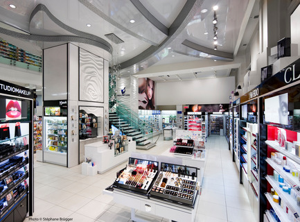 Press kit | 794-01 - Press release | New Jean Coutu Pharmacy - Chagall Design - Commercial Interior Design - Photo credit: Stéphane Brügger