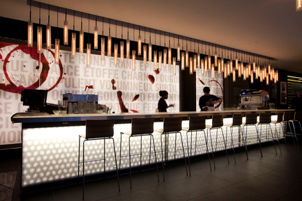 Press kit | 621-14 - Press release | Lightemotion illuminates the Espace culturel Georges-Émile-Lapalme in Place des Arts - Lightemotion - Lighting Design - Photo credit: Martine Doyon