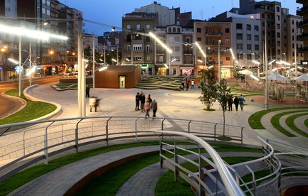 Press kit | 810-01 - Press release | Piazza Ricard Viñes - Benedetta Tagliabue -EMBT - Urban Design - Photo credit: Elena Valles