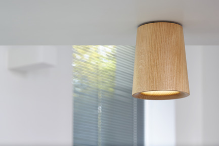 Press kit | 1191-01 - Press release | An Industry first: Terence Woodgate’s lighting collection ‘Solid’ packaged with Bluetooth-controlled LED light bulb. - Terence Woodgate - Lighting Design -  Solid by Terence Woodgate<br>Downlight Cone Oak - Photo credit: Terence Woodgate