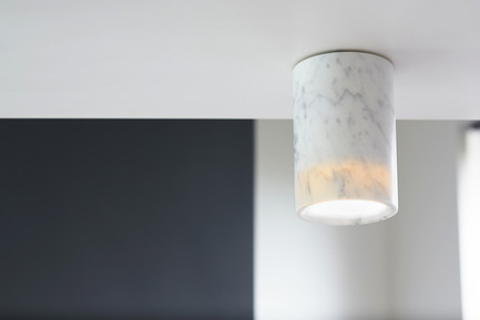 Press kit | 1191-01 - Press release | An Industry first: Terence Woodgate’s lighting collection ‘Solid’ packaged with Bluetooth-controlled LED light bulb. - Terence Woodgate - Lighting Design -  Solid by Terence Woodgate <br>Downlight Cylinder Carrara   - Photo credit: Terence Woodgate