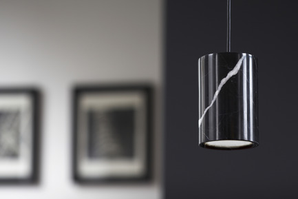 Press kit | 1191-01 - Press release | An Industry first: Terence Woodgate’s lighting collection ‘Solid’ packaged with Bluetooth-controlled LED light bulb. - Terence Woodgate - Lighting Design -  Solid by Terence Woodgate<br> Pendant Cylinder Nero<br>  - Photo credit: Terence Woodgate