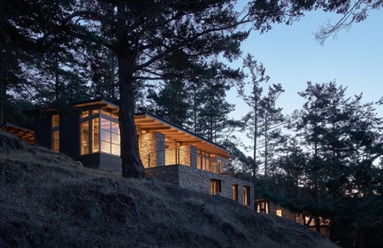 Press kit | 3624-01 - Press release | Hillside Sanctuary - Hoedemaker Pfeiffer - Residential Architecture -  Taking full advantage of sweeping views of Puget Sound, the main home is sited on a small plateau high on top of a steeply-sloping hillside.    - Photo credit: Kevin Scott