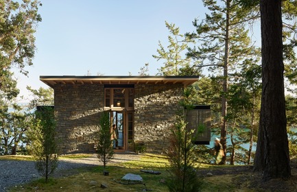 Press kit | 3624-01 - Press release | Hillside Sanctuary - Hoedemaker Pfeiffer - Residential Architecture -  The main entry of the guest house offers ease of access to the project’s public spaces through a simple, full-height opening cut into the stone volume’s north elevation.  - Photo credit: Kevin Scott