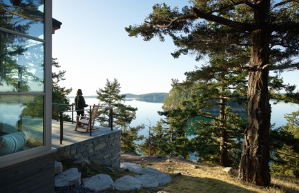 Press kit | 3624-01 - Press release | Hillside Sanctuary - Hoedemaker Pfeiffer - Residential Architecture -   View of Puget Sound from the main home. - Photo credit: Kevin Scott