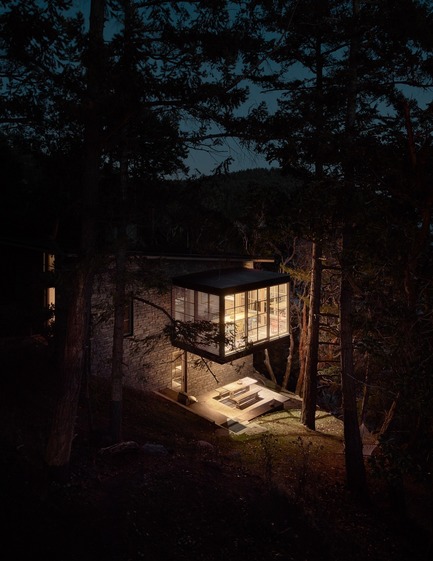 Press kit | 3624-01 - Press release | Hillside Sanctuary - Hoedemaker Pfeiffer - Residential Architecture - The dining room of the guest house was conceived as a three-sided glass object floating in a forest of trees. - Photo credit: Kevin Scott