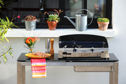 Press kit | 688-04 - Press release | Gourmet cooking comes into the garden: LA PLANCHA® bows into Québec - Jardin de Ville - Industrial Design -         Console Design et Plancha 60, ambiance - Photo credit:         Xavier Leoty