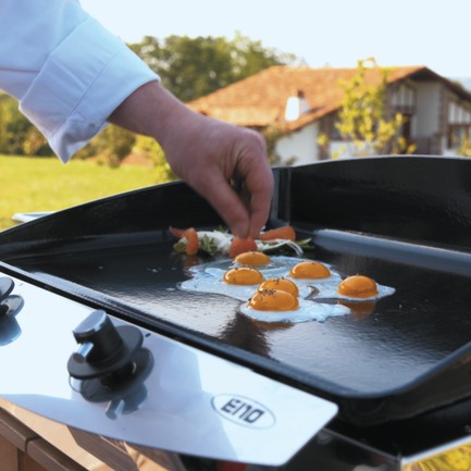 Press kit | 688-04 - Press release | Gourmet cooking comes into the garden: LA PLANCHA® bows into Québec - Jardin de Ville - Industrial Design -         Œuf sur le plat avec La Plancha 60 - Photo credit: Thomas Duval