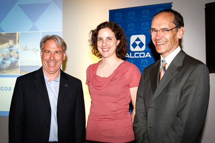 Press kit | 974-02 - Press release | Alcoa Canada launches the2nd edition of its design contest - Alcoa Canada Groupe Produits primaires - Competition - Partenaires, de gauche à droite :  M. François Racine, directeur, développement des affaires, Alcoa Canada Groupe Produits primaires, Mme Valérie St-Laurent, directrice générale de l’Association des designers industriels du Québec et M. Denis Audibert, Coordonnateur design industriel, Ministère du Développement économique de l'Innovation et de l'Exportation. - Photo credit: NH Photographes