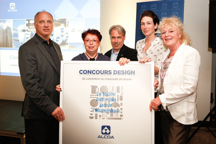 Press kit | 974-02 - Press release | Alcoa Canada launches the2nd edition of its design contest - Alcoa Canada Groupe Produits primaires - Competition - Membres du jury, de gauche à droite : M. Charles Godbout, designer industriel, président de Topo Design ; Mme Ginette Gadoury, présidente et cofondatrice du SIDIM ; M. François Racine, directeur, développement des affaires, Alcoa Canada Groupe Produits primaires ; Mélanie Blanchette, propriétaire du restaurant Bouillon Bilk et Mme Madeleine de Villers, designer industriel, présidente et fondatrice de Zone. - Photo credit: NH Photographes